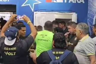 Vídeo: staff do Remo vai pra cima da arbitragem no vestiário