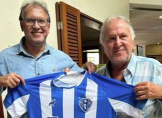Zico recebe camisa do Paysandu em visita a Belém