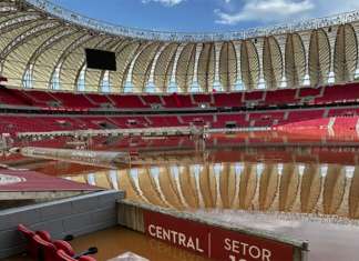 Beira Rio segue coberto por barro após enchentes no RS