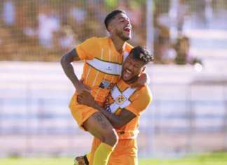 Técnico se demite no intervalo, médico assume e vence o jogo
