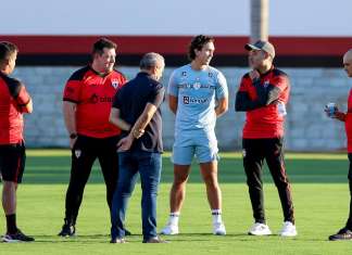 Jair Ventura do Atlético-GO visita o elenco do Paysandu