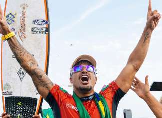 Ítalo Ferreira vence etapa brasileira do Mundial de Surfe