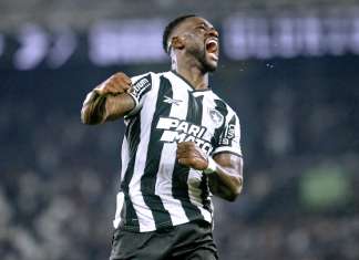 Botafogo faz no fim, empata com Athletico e mantém liderança