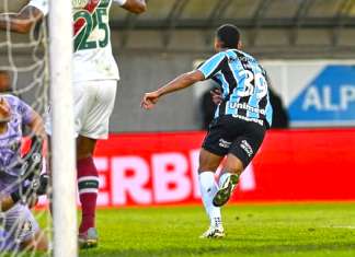 Grêmio vence na volta ao RS e afunda Fluminense na lanterna