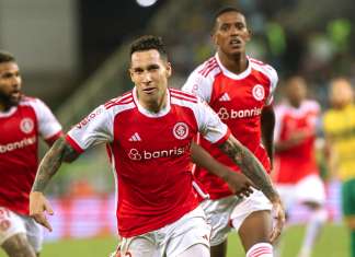 Internacional vence Cuiabá em jogo polêmico e encosta no G-6
