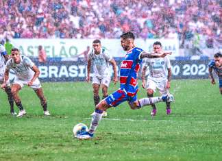 Fortaleza aproveita pênalti e expulsão para vencer Grêmio