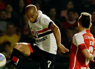 São Paulo tem gol milimétrico anulado, empata e se mantém