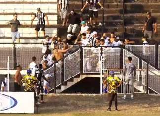 Briga na torcida deixa ferido e paralisa jogo do Brasileirão