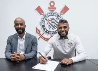 Corinthians anuncia contratação de Alex Santana