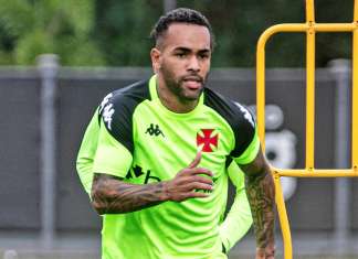 Com vídeo emocionante, Vasco anuncia volta de Alex Teixeira