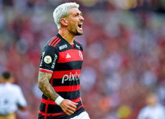Flamengo vence o Atlético-GO e assume a liderança da Série A