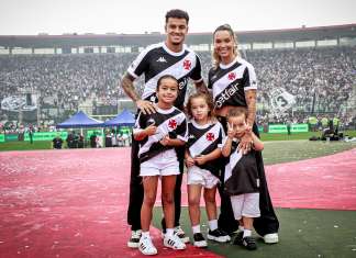 Coutinho é ovacionado pela torcida do Vasco em São Januário