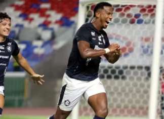 Remo enfrenta Figueirense em batalha rumo ao G8