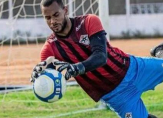 Vídeo: goleiro faz golaço histórico de bicicleta e classifica o time