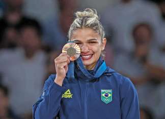 Larissa Pimenta vence italiana em luta dramática! É Bronze!