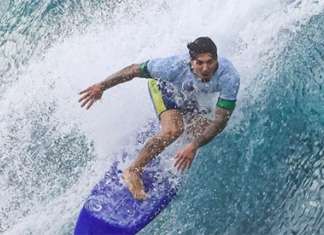 Medina dá show, elimina japonês e avança no surfe