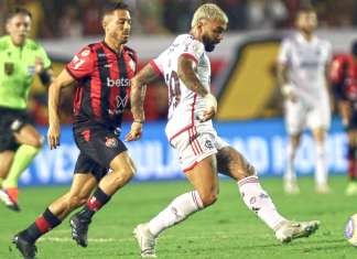 No sufoco, Flamengo vence o Vitória e assume vice-liderança