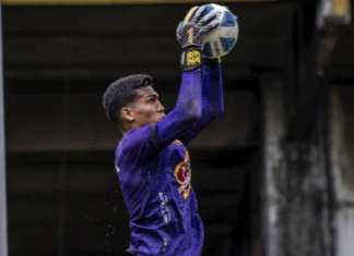 Goleiro morre após escorregar e bater a cabeça