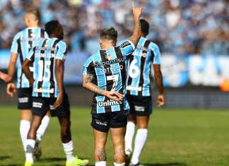 Grêmio vence Vitória e pode deixar Z4 do Brasileirão