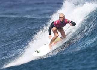 Tati aproveita erro de rival e vai disputar o ouro no surf