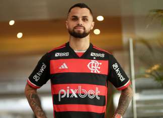 Michael esbanja irreverência na apresentação ao Flamengo