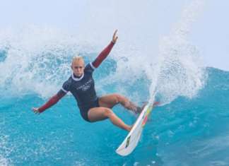 Tati West Webb fatura prata no surfe feminino