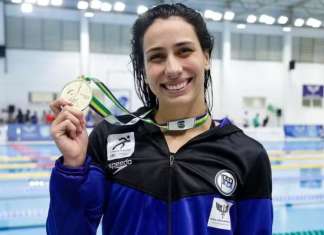 Nadadora expulsa das Olimpíadas conquista ouro em competição