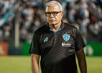 Torcida esquece “pênalti” e pede demissão de Hélio dos Anjos
