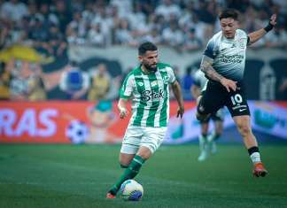 Nos acréscimos, Corinthians vence e avança para semifinal