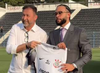 Depay é recebido com sirene na chegada ao Corinthians