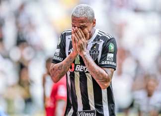 Atlético-MG bate o Bragantino com redenção de Deyverson