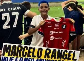 Vídeo: Torcedor do Remo chora ao ganhar camisa de Rangel