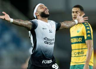 Com time misto, Corinthians vence e deixa o rebaixamento