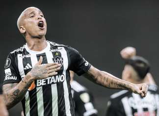 Deyverson finge cobrança de falta e se alonga em campo; veja