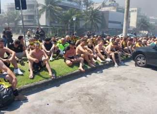 Peñarol: torcida põe fogo em motos e causa pancadaria no RJ