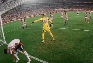 Vídeo: atacante do River joga terço de Everson para longe