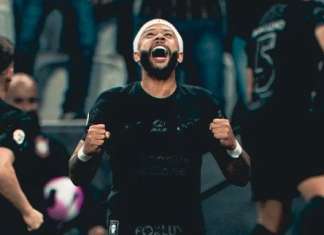Depay celebra 1º gol pelo Corinthians em goleada na Série A