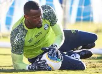 Goleiro do Grêmio pede perdão por atingir criança com objeto