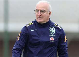 Dorival aprova novo “trio de meias” para jogo contra o Peru