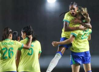 Brasil vence Colômbia em amistoso com dilúvio e expulsão