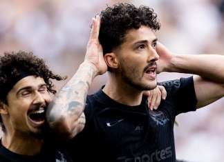 Corinthians vence Vasco e sonha com vaga na Libertadores
