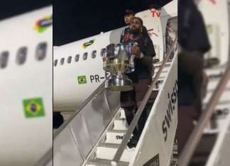 Torcedores pedem Gabigol e criticam Marcos Braz no Galeão