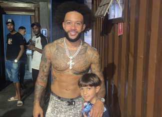 Vídeo: Memphis Depay curte folga do Corinthians na quebrada