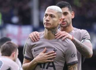 Richarlison brilha, mas sai machucado em virada do Tottenham