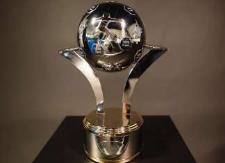 CBF homenageia Dinamite com troféu no Campeonato Brasileiro