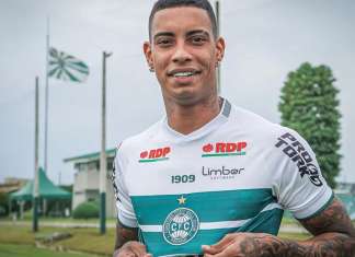 Na mira do Remo, atacante Alef Manga acerta com o Leão