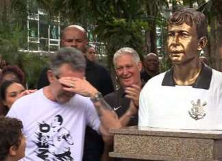 Neto ganha busto no Corinthians e vai às lágrimas