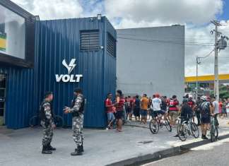 Vídeo: Torcida lota Baenão para ver jogadores do Flamengo