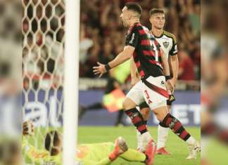 Flamengo reclama de arbitragem, mas vence Atlético-MG e vira líder