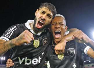 Botafogo vence Bragantino e vê Marlon Freitas sair de ambulância